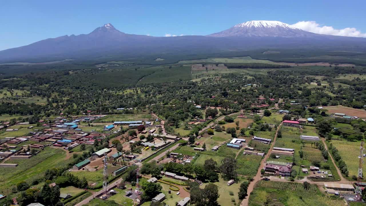 vista aérea del aire limpio en las laderas del monte kilimanjaro kenia