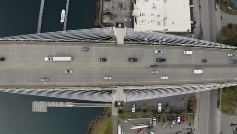 Tráfico-En-El-Puente-De-La-Calle-East-21-Sobre-El-Canal-Thea-Foss-En-Tacoma,-Washington