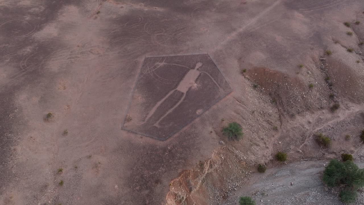 소노라 사막 지형의 블라이트 인테글리오 구조물 위에서 공중 촬영
