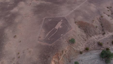 Toma-Aérea-Sobre-La-Estructura-De-Blythe-Intaglio-En-El-Terreno-Del-Desierto-De-Sonora.