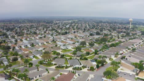 lento movimiento aéreo drone disparado volando sobre pequeños lotes con casas que muestran la expansión urbana en las aldeas, florida