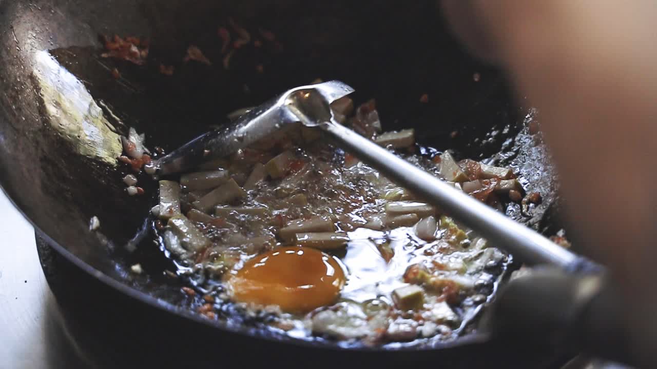 쿠킹 패드 태국 시리즈: 태국 길거리 음식 가게에서 뜨거운 웍에 계란을 넣는 슬로 모 셰프