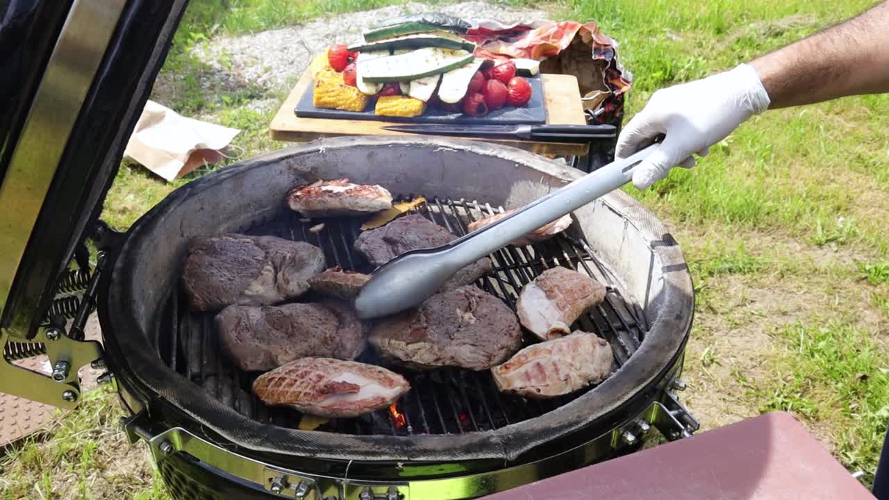 Chef che griglia bistecca e pollo