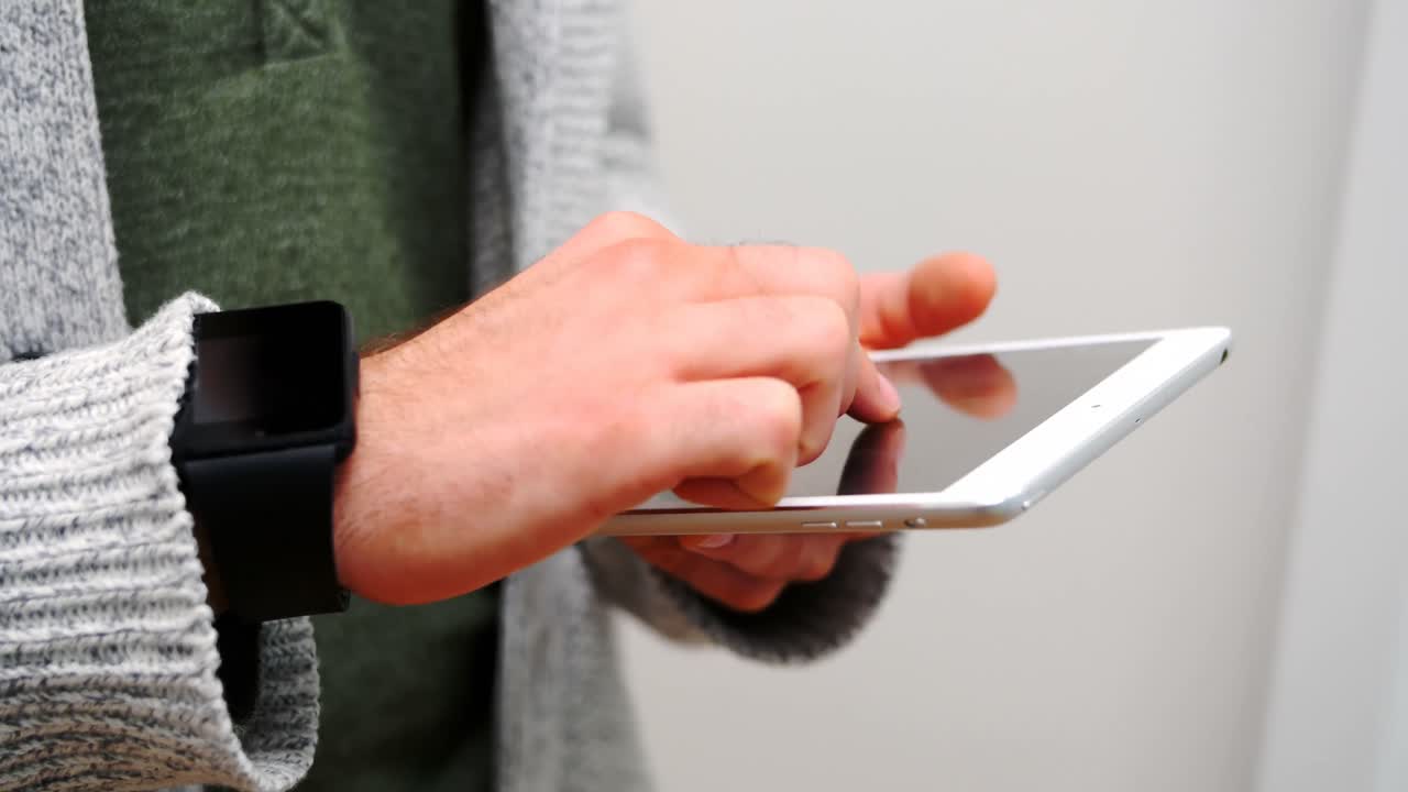 sección media de un ejecutivo masculino usando una tableta digital