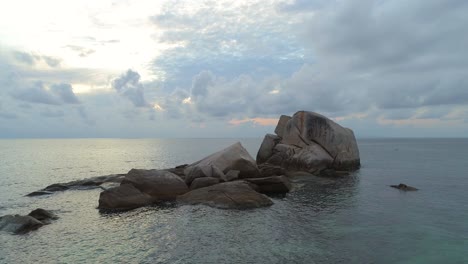 Roca-En-La-Bahía-Al-Amanecer