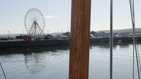 vela de barco y rueda de ferris por el día en el borde del puerto viejo famoso normandía y francia punto de referencia