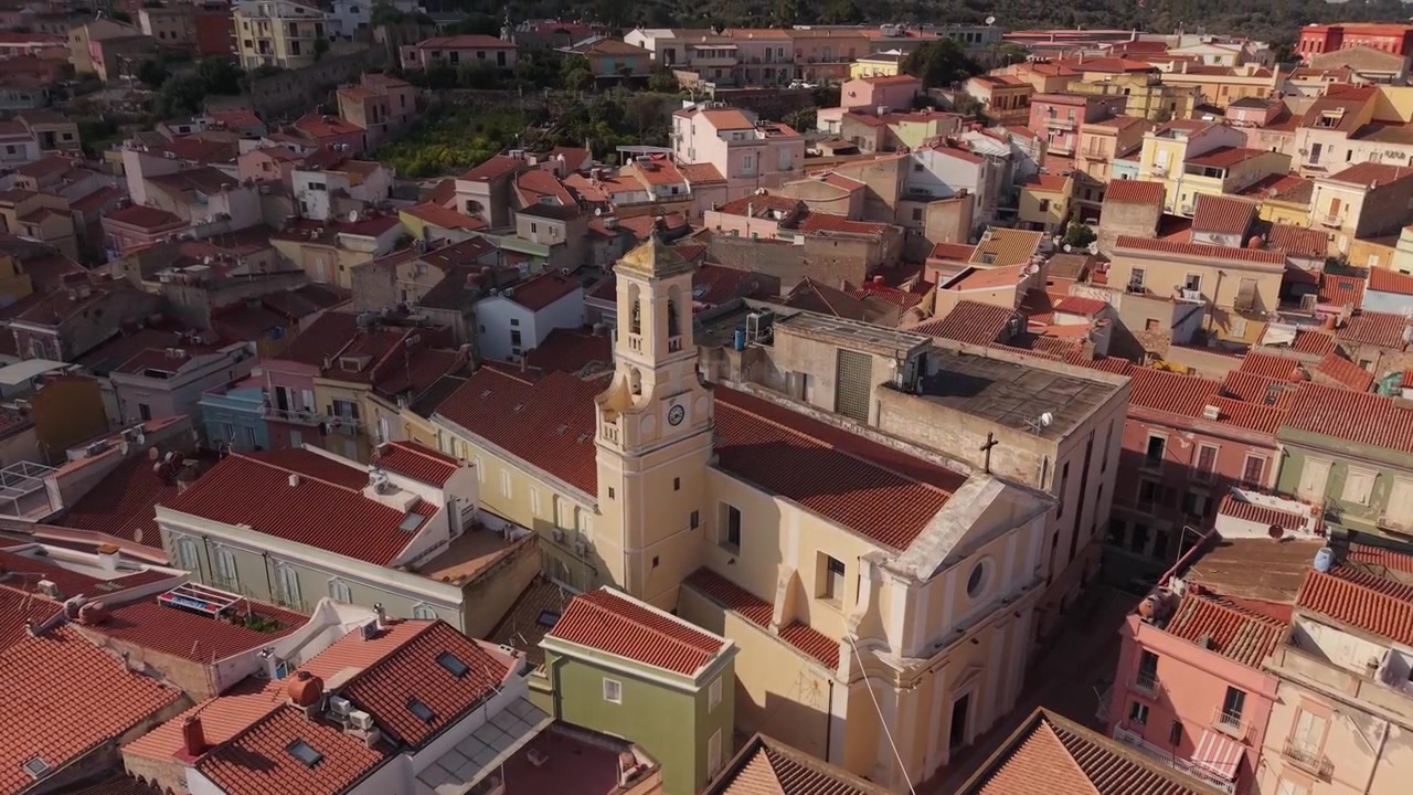 Edificio neoclassico della Chiesa di San Carlo Borromeo a Carloforte sull'Isola di San Pietro, Sardegna, Italia. Ripresa aerea con drone