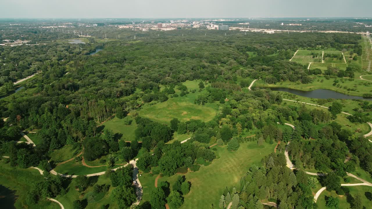 Veduta panoramica di una vasta area paesaggistica verde del Morton Arboretum Park, Chicago, video aereo 4K.