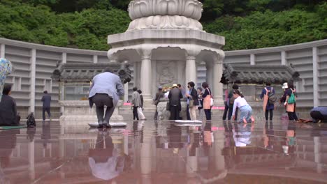 사원의 불교 숭배자들