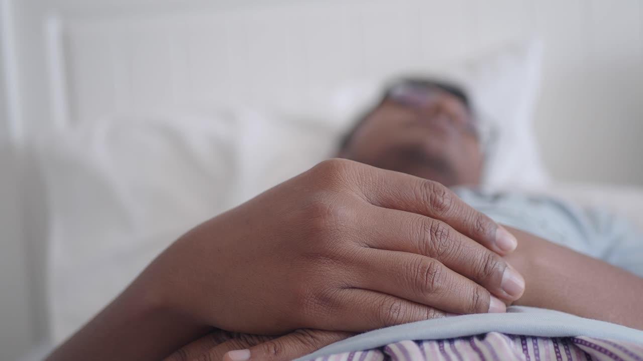 Uomo che dorme sul letto