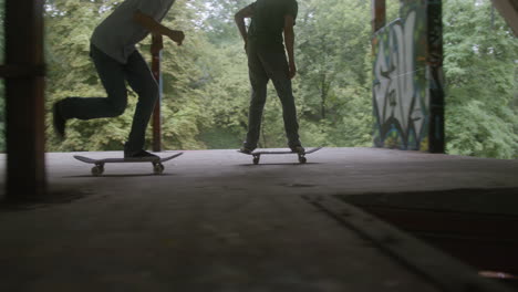 Kaukasische-Jungen,-Die-In-Einem-Zerstörten-Gebäude-Skateboard-Fahren.