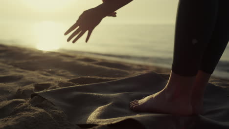 el cuerpo de una mujer atlética haciendo ejercicio al atardecer de cerca. niña de pie en posición de yoga.