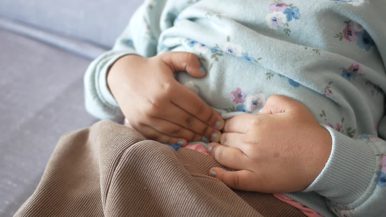 배 통증이 있는 아이