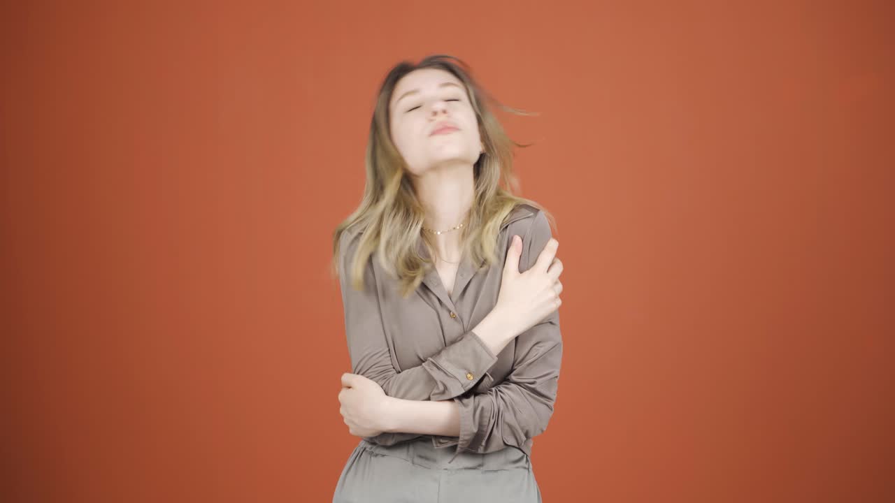 차갑고 떨리는 젊은 여성.