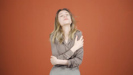 una joven fría y temblorosa.