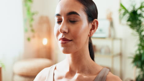mujer meditando en casa
