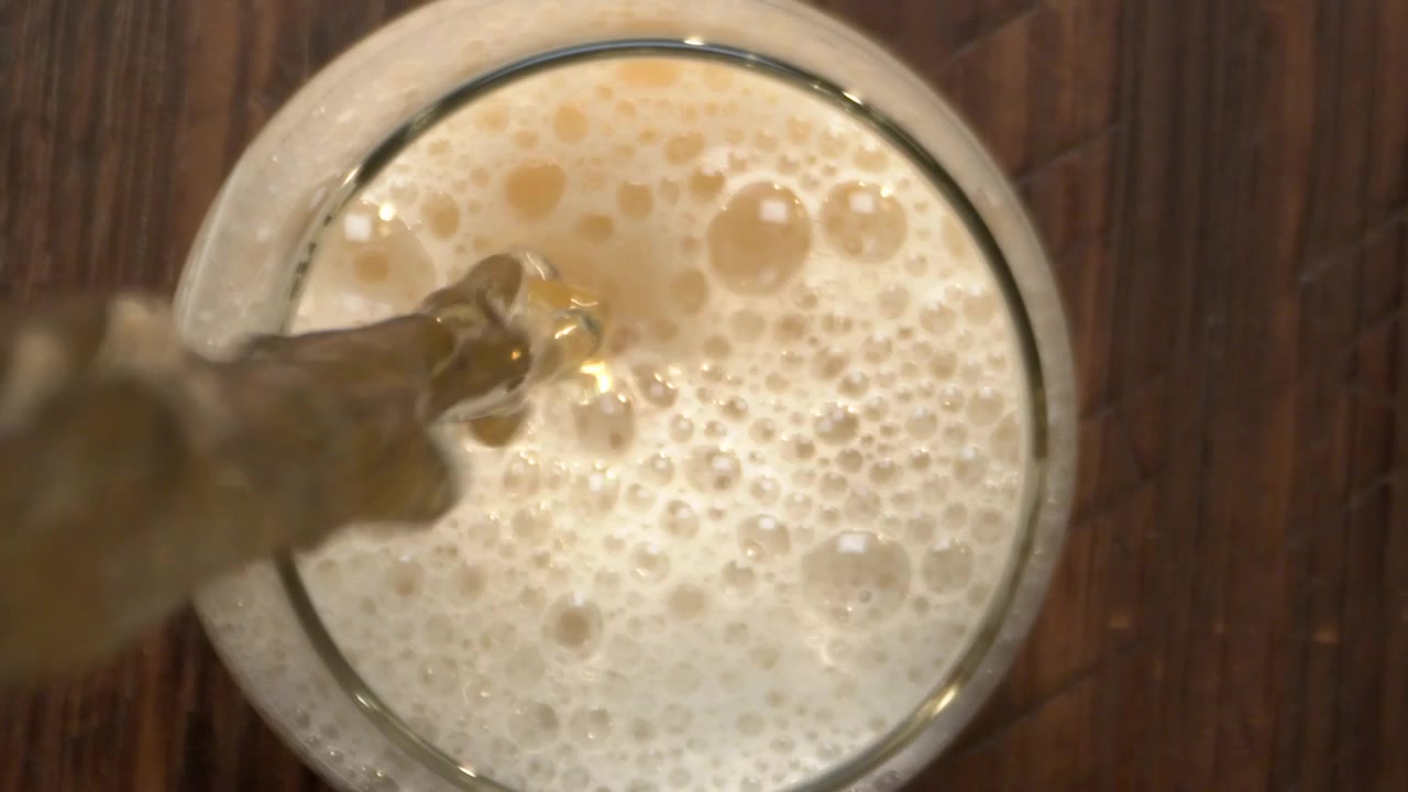 Versamento di birra in un bicchiere al rallentatore.