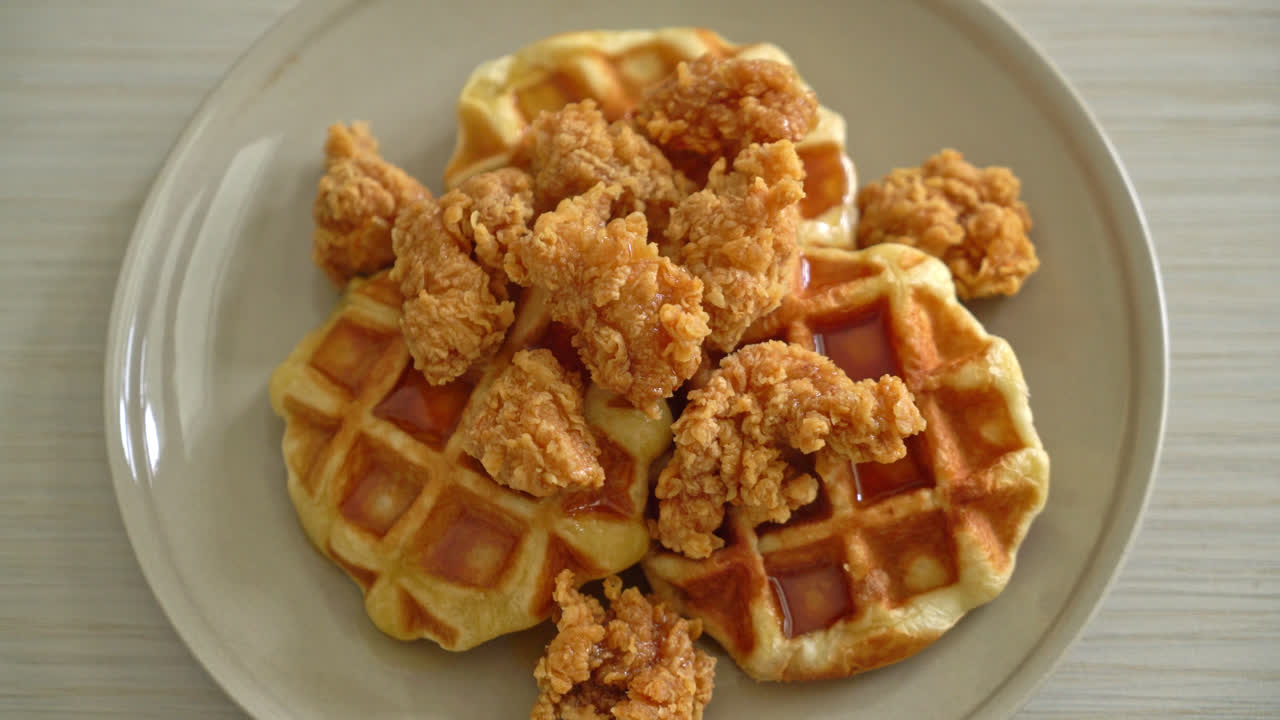 꿀 또는 메이플 시럽을 곁들인 수제 프라이드 치킨 와플