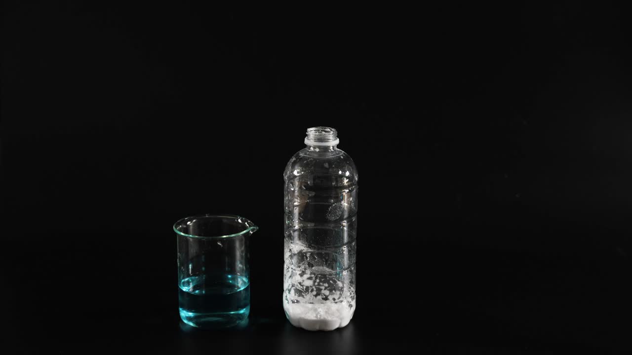 el globo se infla por una reacción química en la botella.