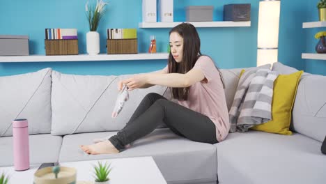 양말을 입은 젊은 아시아 여성이 집을 떠나고 있습니다.