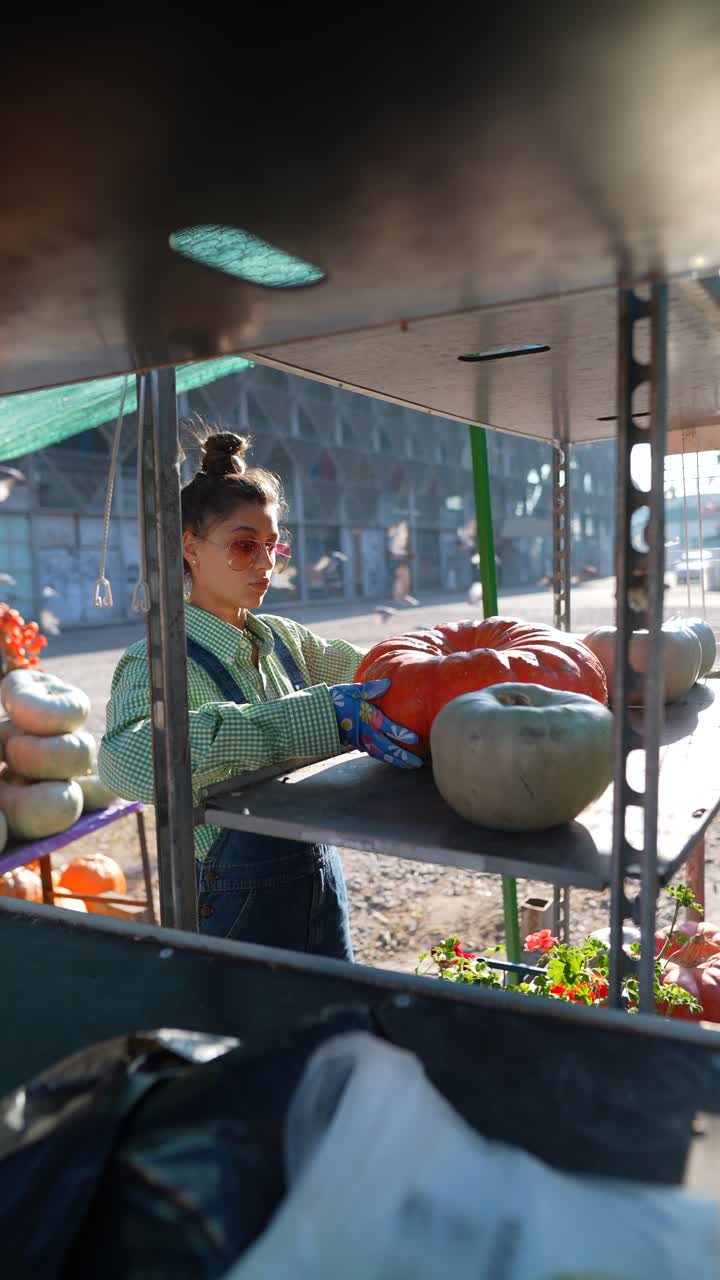 mujer vendiendo calabazas en un mercado