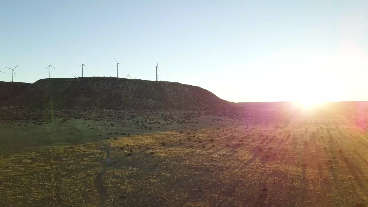 vuelo de drones cerca de algunos molinos de viento en el nuevo desierto mexicano