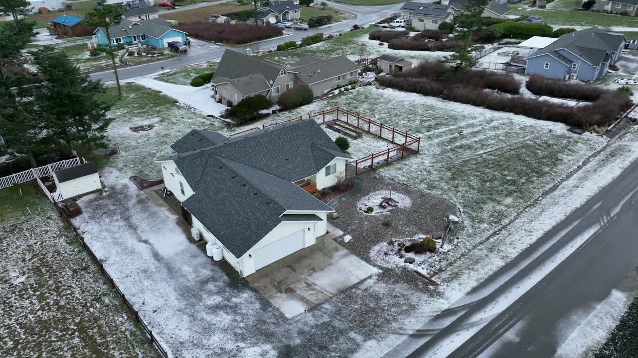 눈으로 인 시골 집, 단층