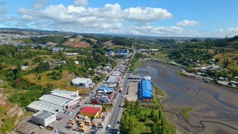 Vista-Desde-Arriba-Estableciendo-De-Castro,-Chiloé-Verde-Natural-En-La-Ciudad-Con-Un-Horizonte-Nublado-Pero-Soleado-En-Chile