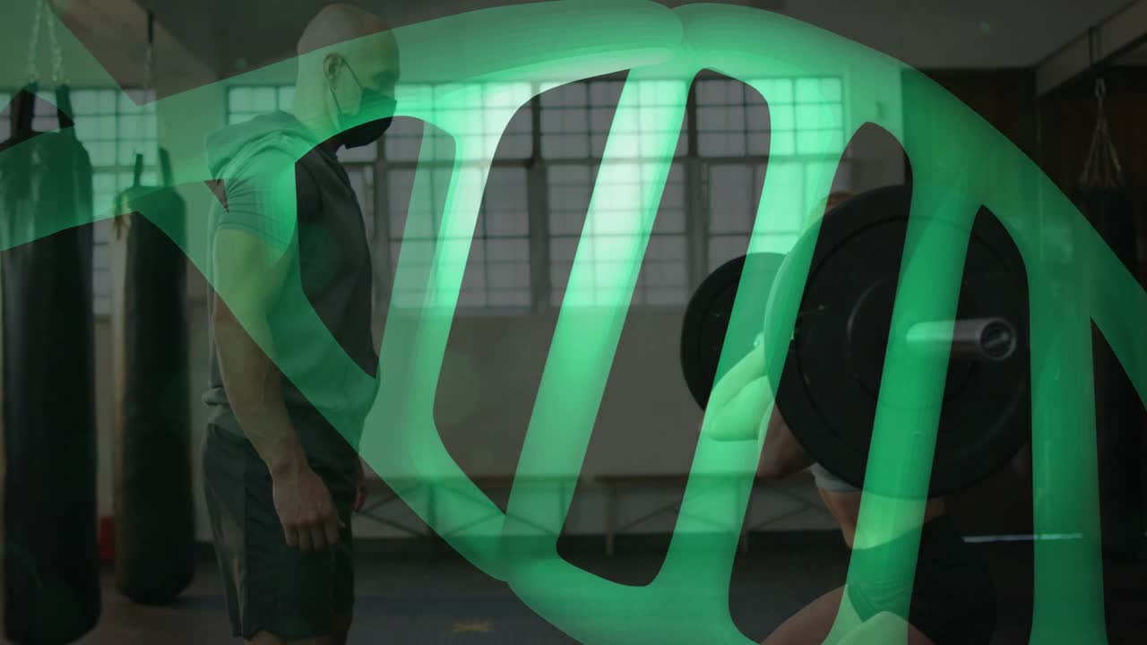 Atleta in palestra che regola la presa e fa uno squat sollevando il bilanciere, mentre l'allenatore lo istruisce e un'elica di DNA scorre sullo schermo.