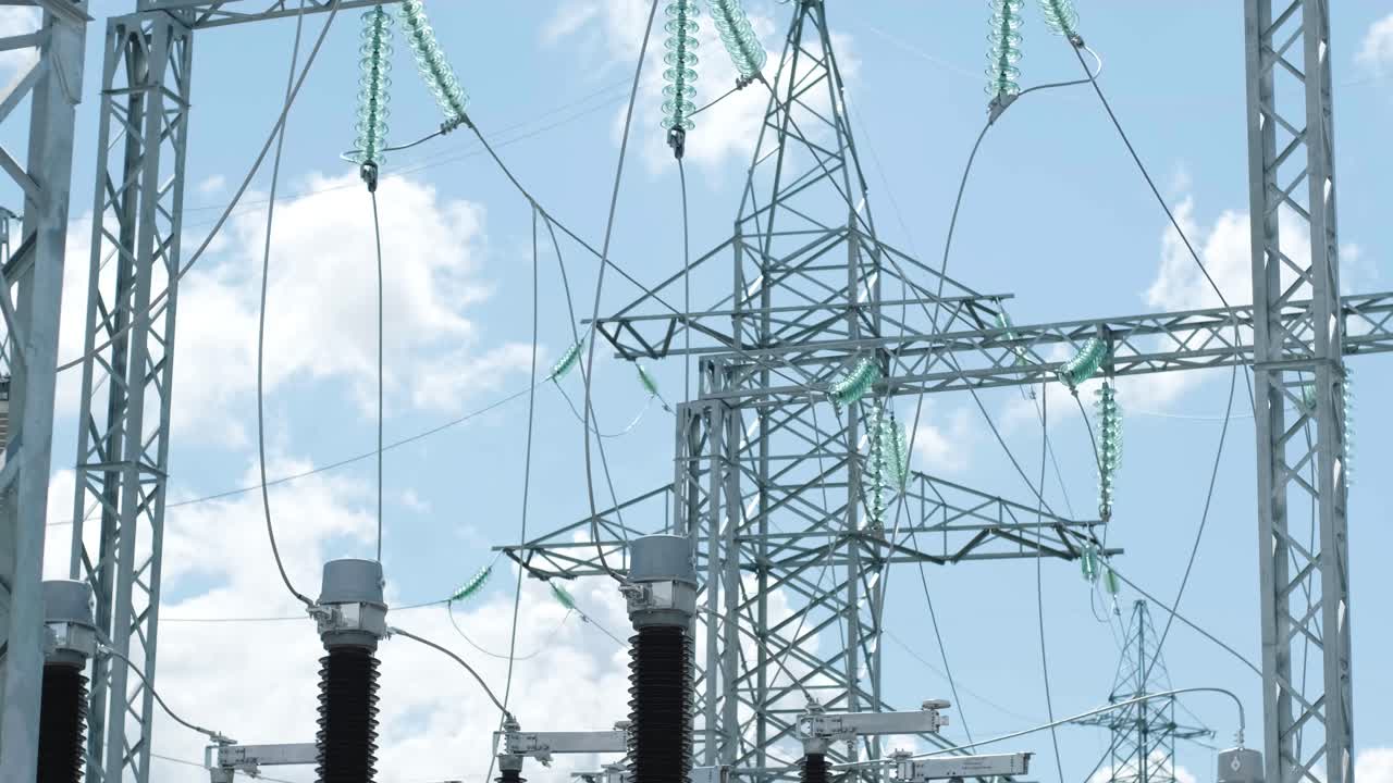 푸른 하늘 배경에 대한 전력 서브 스테이션의 많은 고전압 전기 단열기