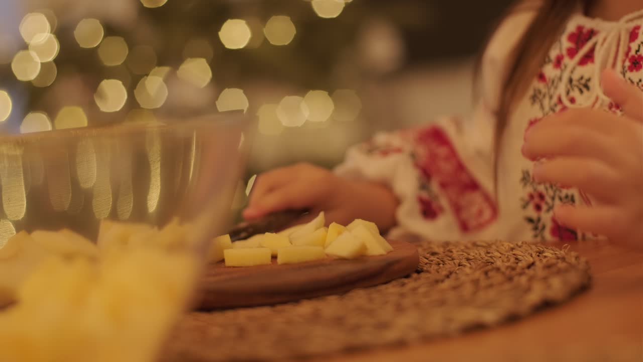 madre e hija preparándose para la celebración de navidad