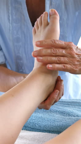 terapeuta masajeando los pies de su paciente