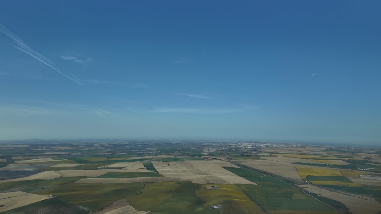 vista aérea de la ciudad de jerez y el aeropuerto tomada desde una cabina de un avión que llega al aeropuerto