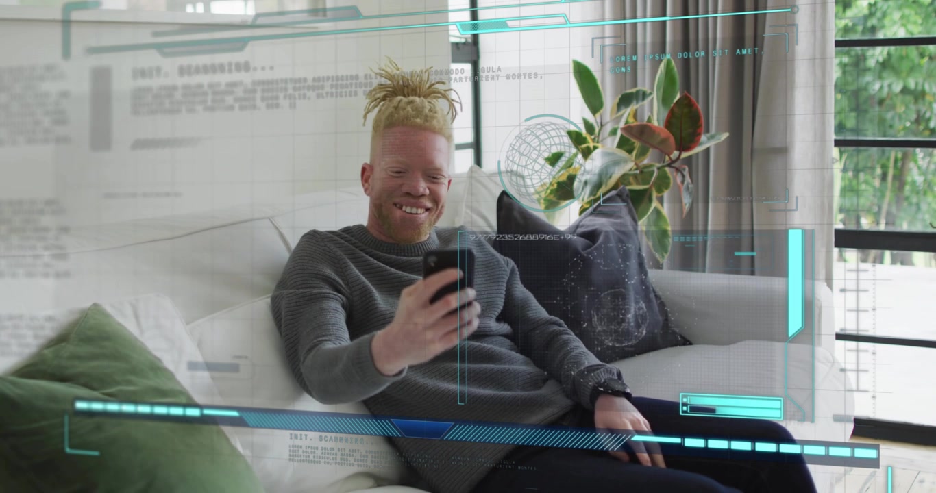 Uomo che solleva lo smartphone in casa, attivando un overlay di cornice, poi toccando il feed e ridendo, demo tecnologica