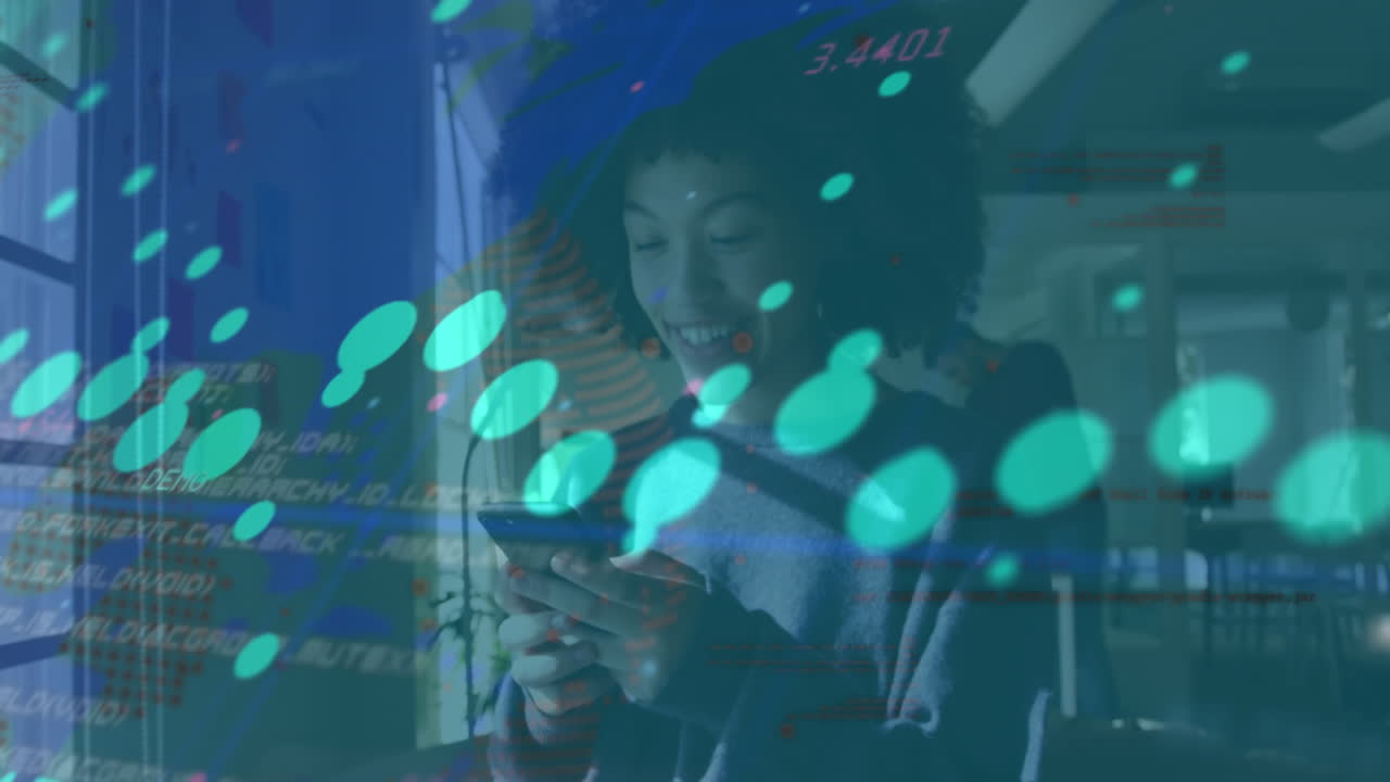 Animation af databehandling over en afroamerikansk kvinde, der smiler, mens hun bruger smartphone på kontoret