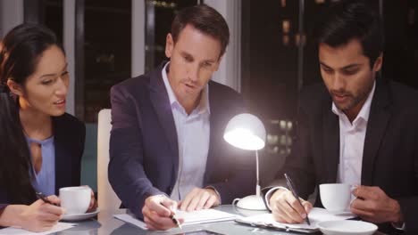 hombres de negocios firmando un acuerdo
