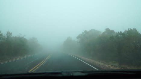 camino brumoso carretera con niebla