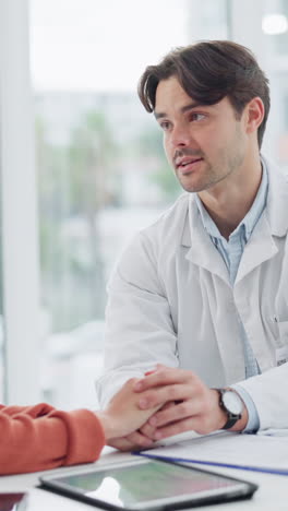 médico, paciente y tomando de la mano con la atención médica