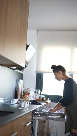 mujer trabajando en una cocina moderna