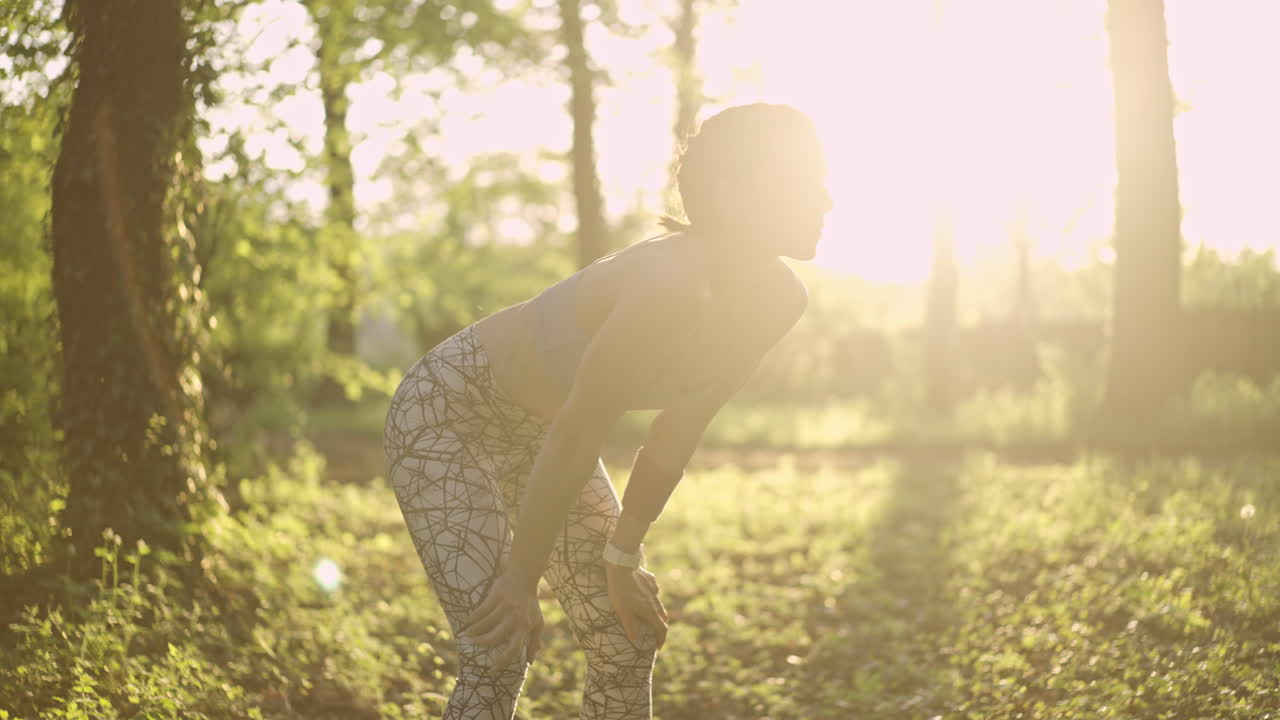 숲 에서 운동 하는 여자