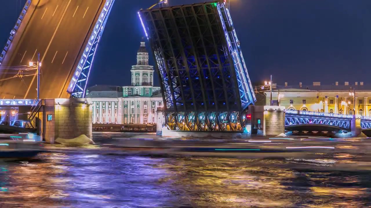 Timelapse du levage du Pont du Palais, au milieu de nombreux bateaux et de l'éminente Kunstkamera - Musée d'Anthropologie et d'Ethnographie. Surplombant la Neva, la scène incarne le charme de Saint-Pétersbourg. Russie.