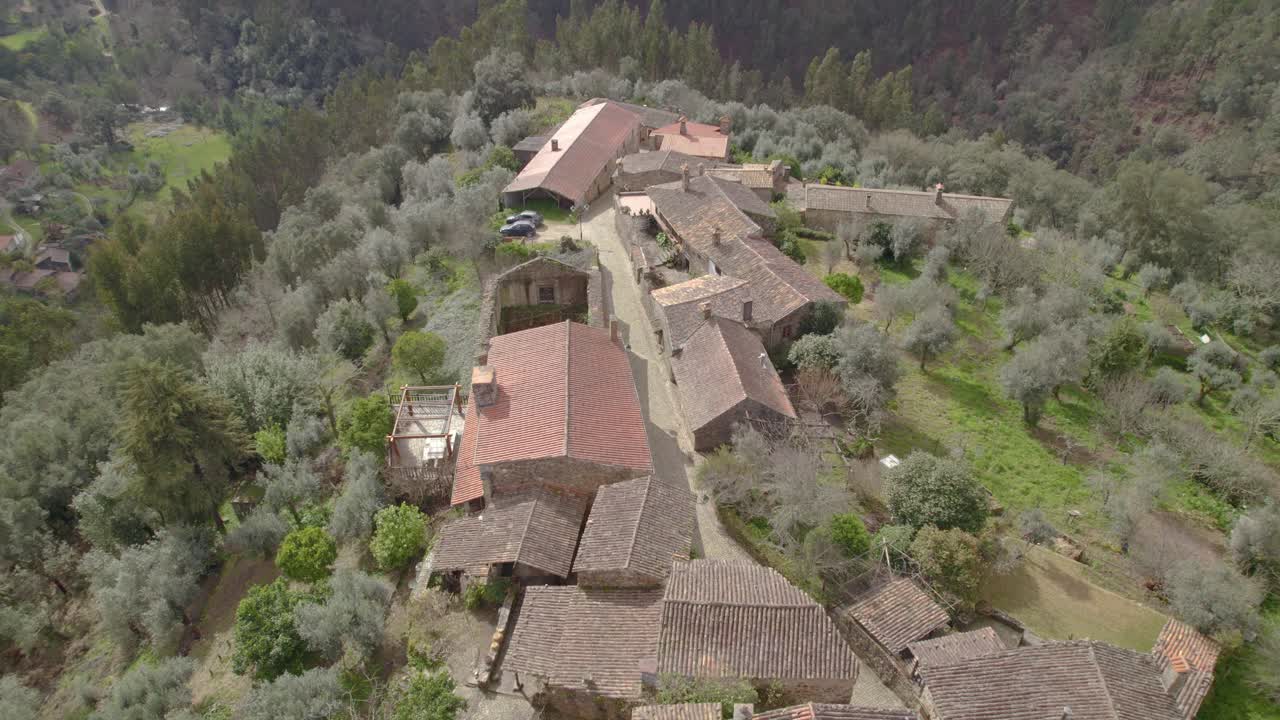 Órbita aérea sobre el pueblo de esquisto Casal de São Simão - un paisaje de patrimonio arquitectónico único escondido en las montañas del centro de Portugal