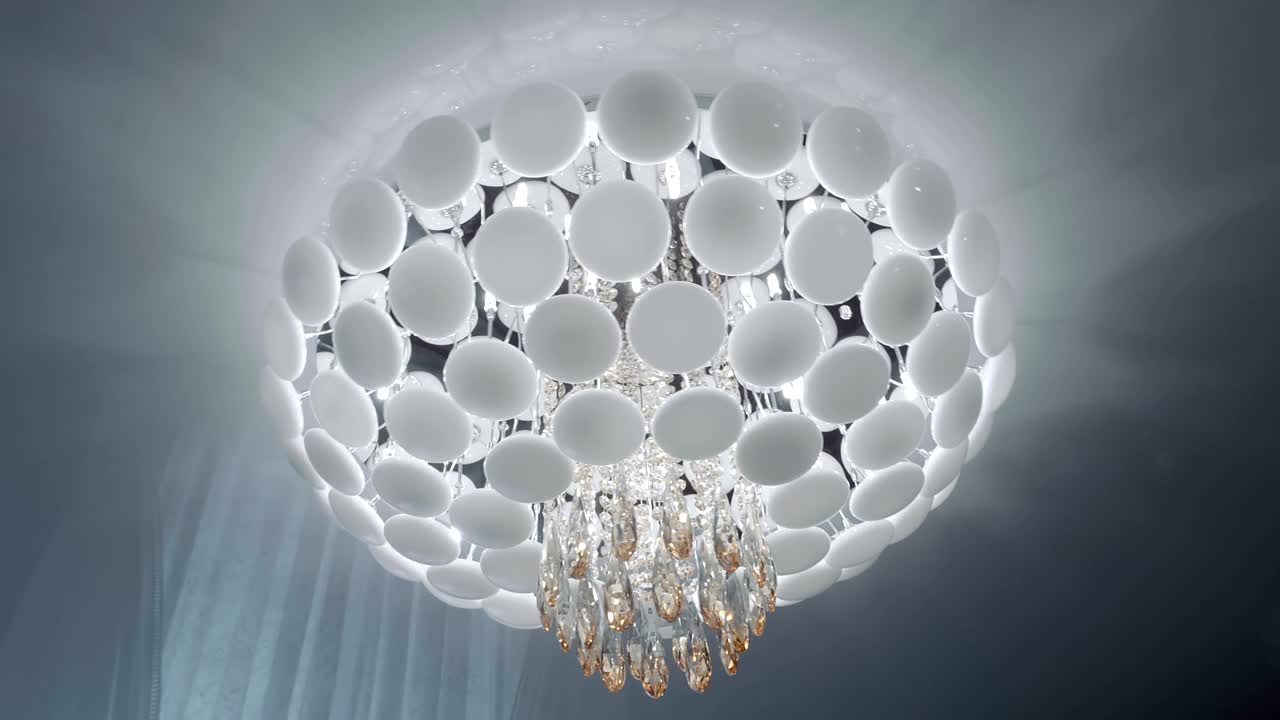 중앙에 크리스탈 요소가 있는 아름다운 럭셔리 둥근 색 들리어