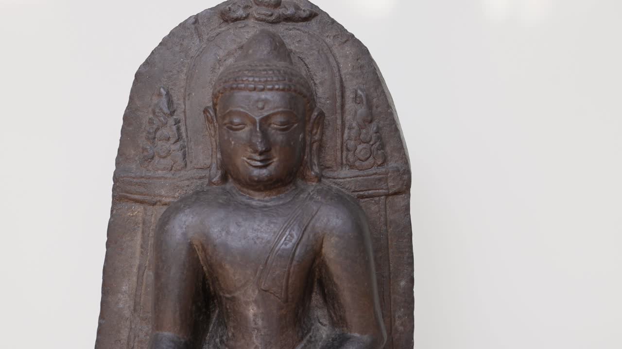 Statua di Buddha esposta in una mostra museale a Edimburgo