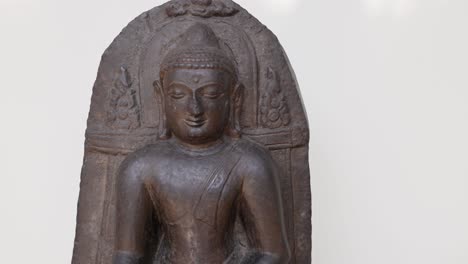 estatua de buda expuesta en el museo de edimburgo