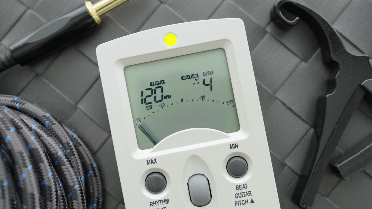 음악용 액세서리 로 둘러싸인 테이블 에 있는 디지털 메트로