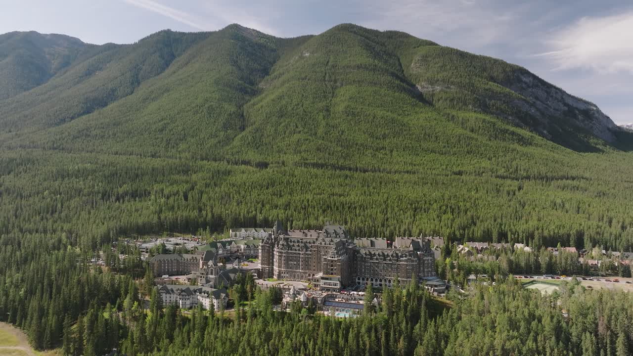 소나무 숲, 캐나다 로키산맥, 밴프 국립공원, 앨버타, 캐나다로 둘러싸인 페어몬트 샤토 스프링스의 공중 궤도