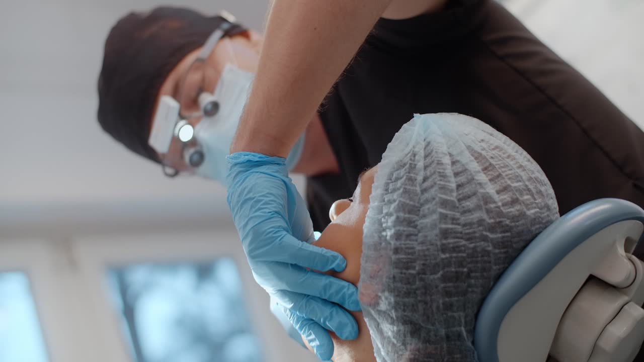 dentista examinando a un paciente