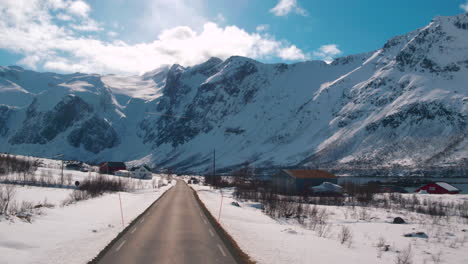 Atemberaubende-Filmische-Kamerafahrt-Durch-Die-Norwegische-Landschaft