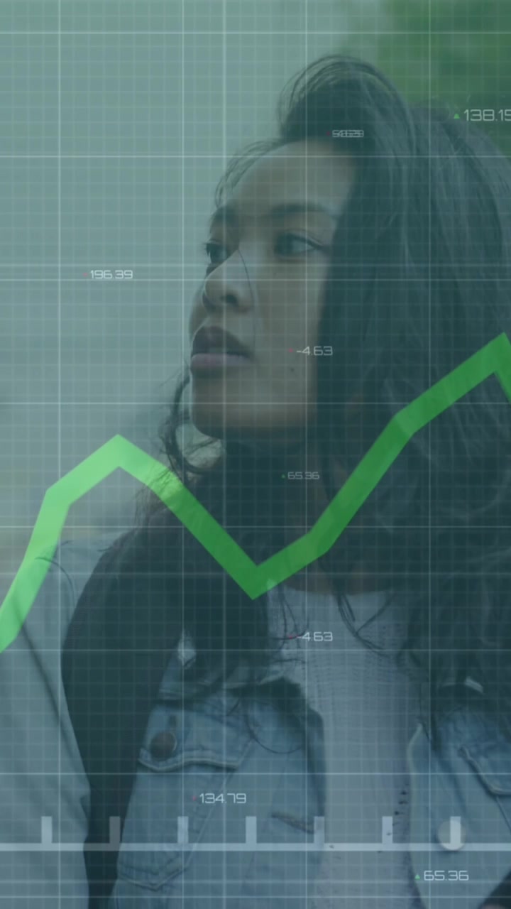 Animação de processamento de dados sobre uma mulher usando smartphone